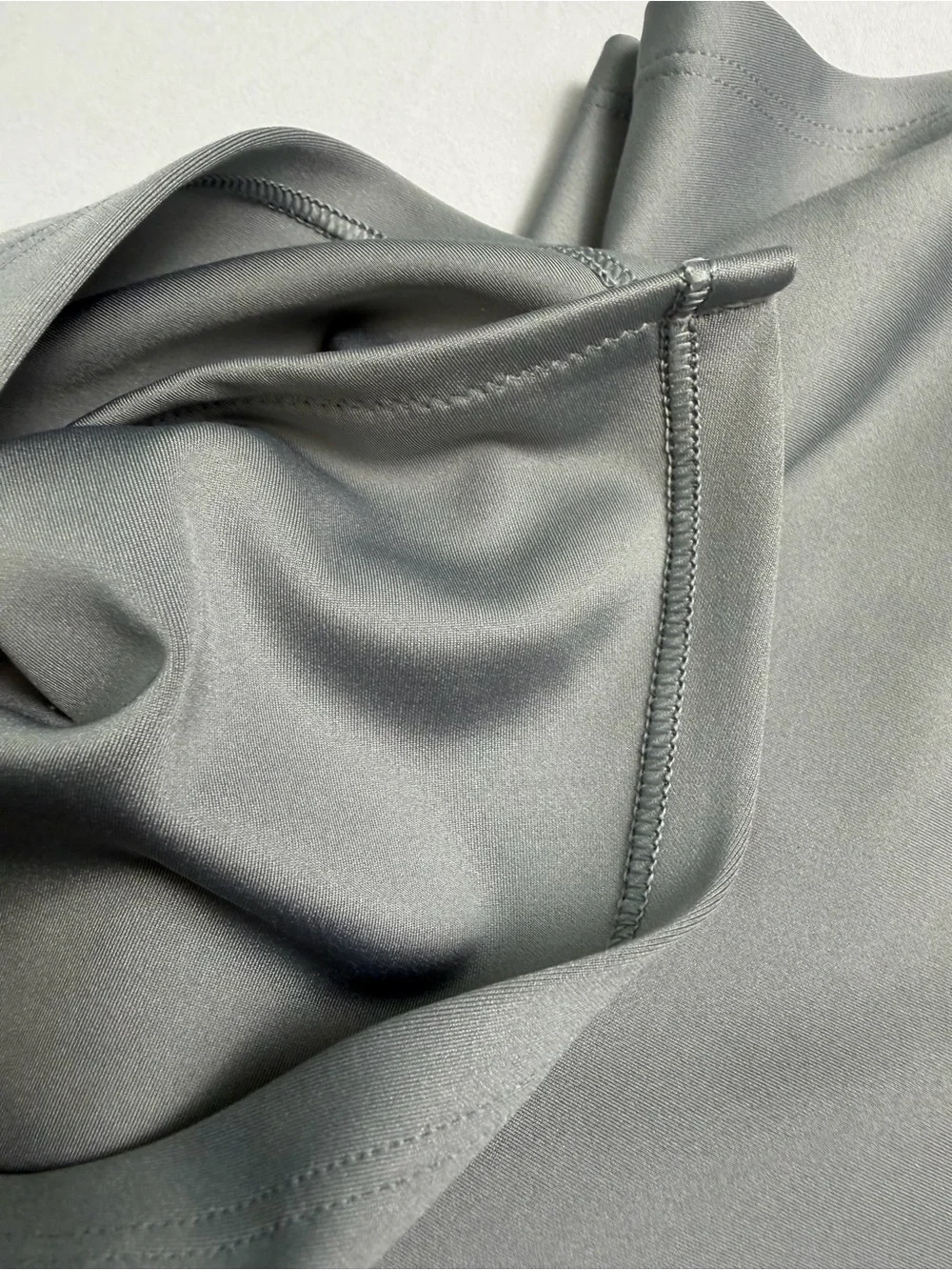 Alo High-Rise compression Biker Shorts in light gray xs